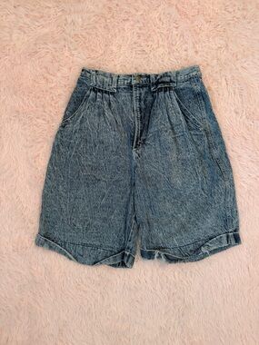 Distressed Rocky Mountain Clothing Boyfriend Jean Shorts in Washed Blue